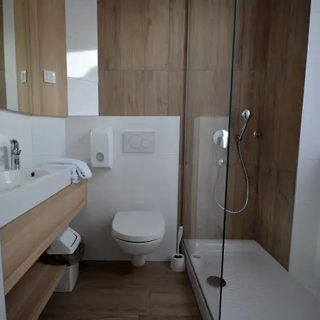 Emonec Hotel 3*
