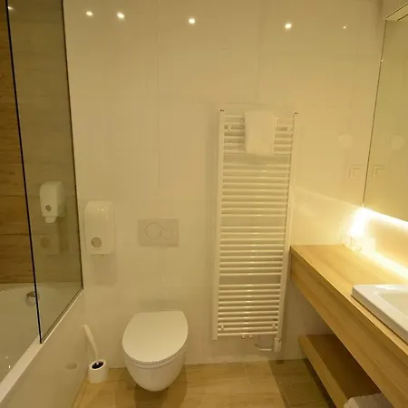Hotell Emonec 3*