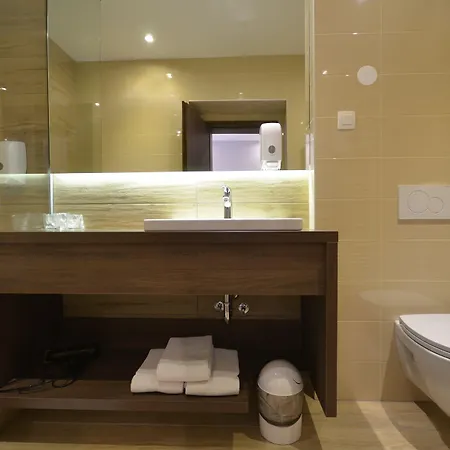 Emonec Hotel 3*