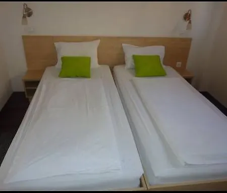 Hotel Emonec 3*