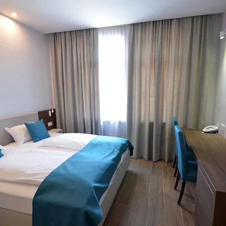 Hotell Emonec 3*