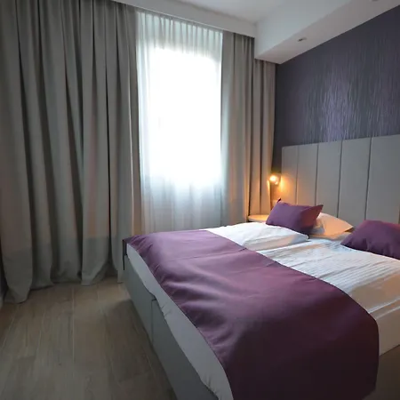 Hotell Emonec 3*